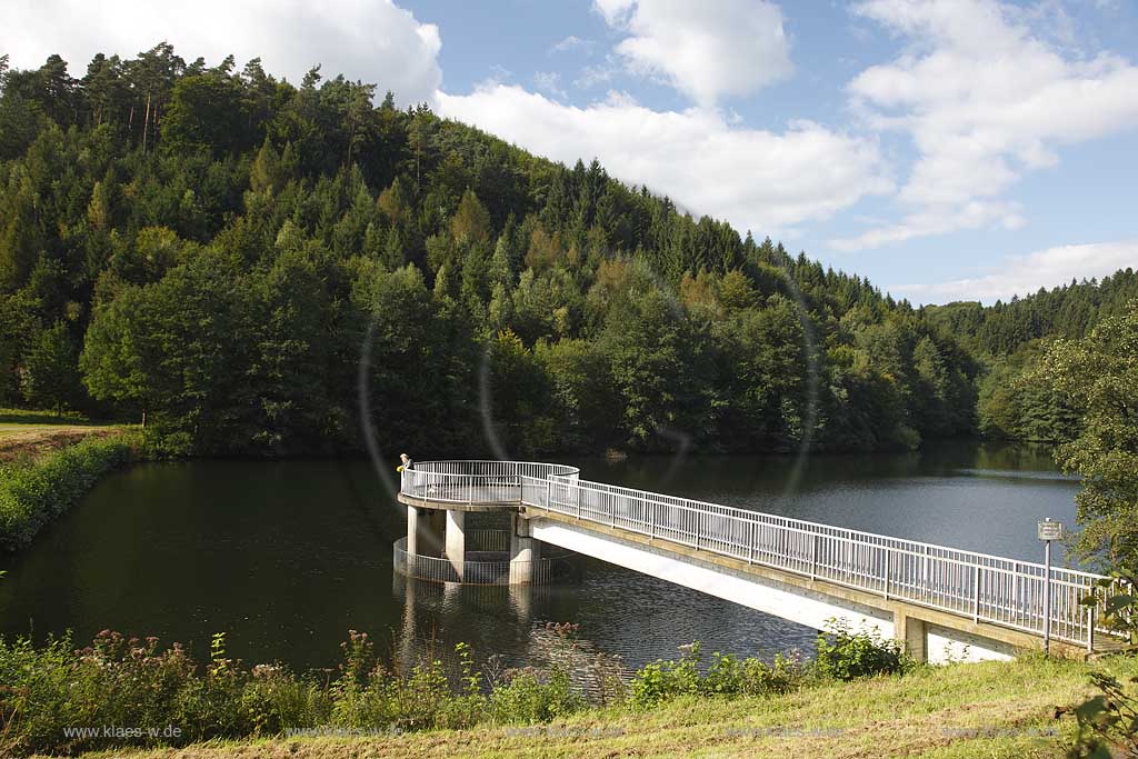 Blick auf die Vorsperre der Wuppertalsperre mit Landschaft im Bergischem Land und Sicht auf Steeg