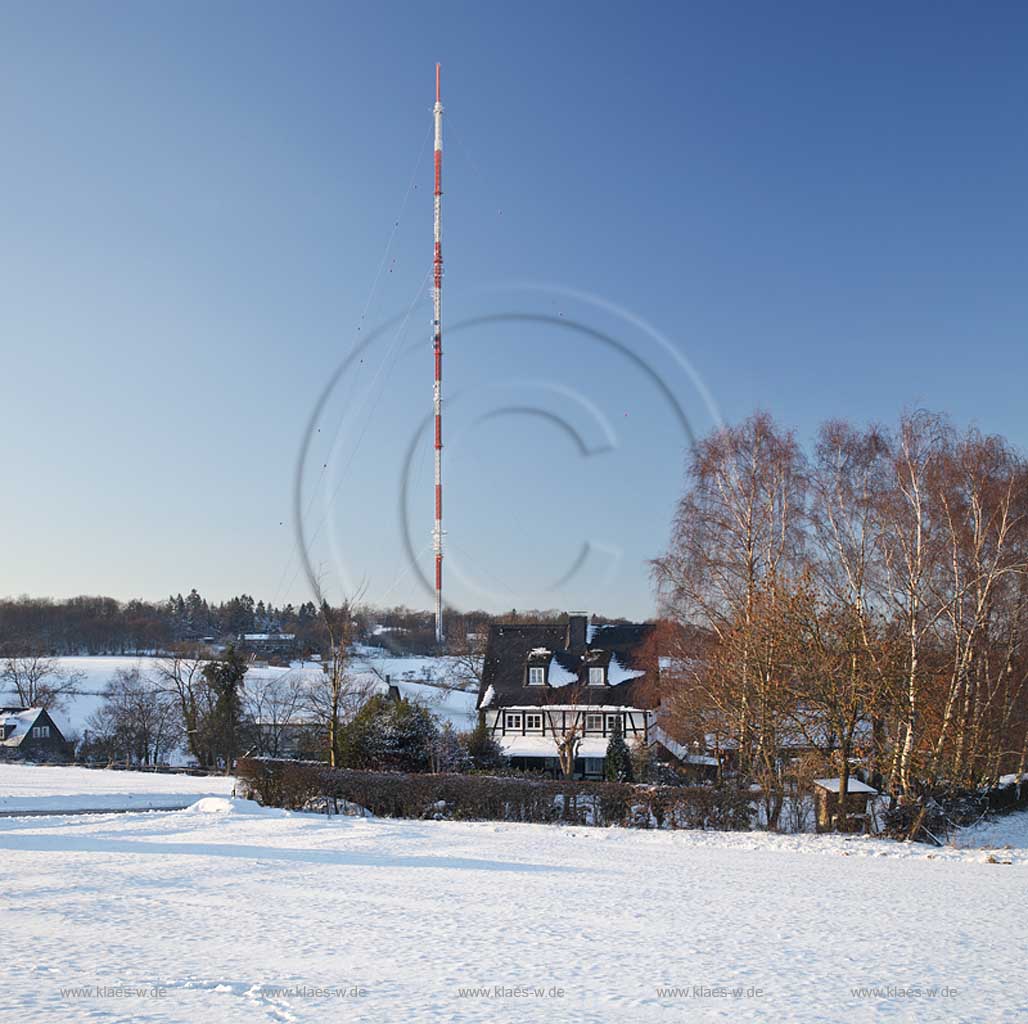 Velbert Llangenberg Blick vom Hordtberg zum kleinen WDR Sendemast von 170 m Laenge auf dem Rommel; 