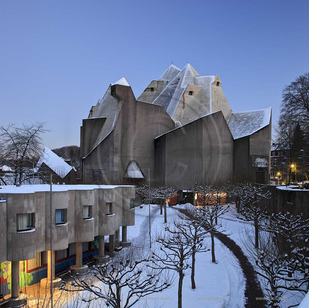 Velbert Neviges, Blick zum  Mariendom waehrend der Blauen Stunde im Winter, verchneit.Die Wallfahrtskirche, die den Namen Maria, Knigin des Friedens trgt, wurde 1968 vom Architekten Gottfried Bhm konzipiert; Velbert Neviges Pilgrimage church in Winter evening during blue hour