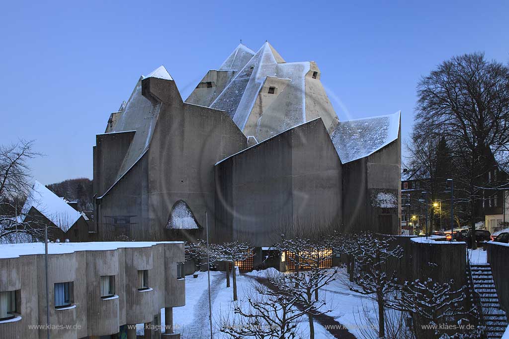 Velbert Neviges, Blick zum  Mariendom waehrend der Blauen Stunde im Winter, verchneit.Die Wallfahrtskirche, die den Namen Maria, Knigin des Friedens trgt, wurde 1968 vom Architekten Gottfried Bhm konzipiert; Velbert Neviges Pilgrimage church in Winter evening during blue hour