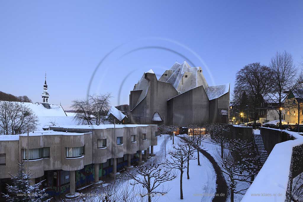 Velbert Neviges, Blick zum  Mariendom waehrend der Blauen Stunde im Winter, verchneit.Die Wallfahrtskirche, die den Namen Maria, Knigin des Friedens trgt, wurde 1968 vom Architekten Gottfried Bhm konzipiert; Velbert Neviges Pilgrimage church in Winter evening during blue hour