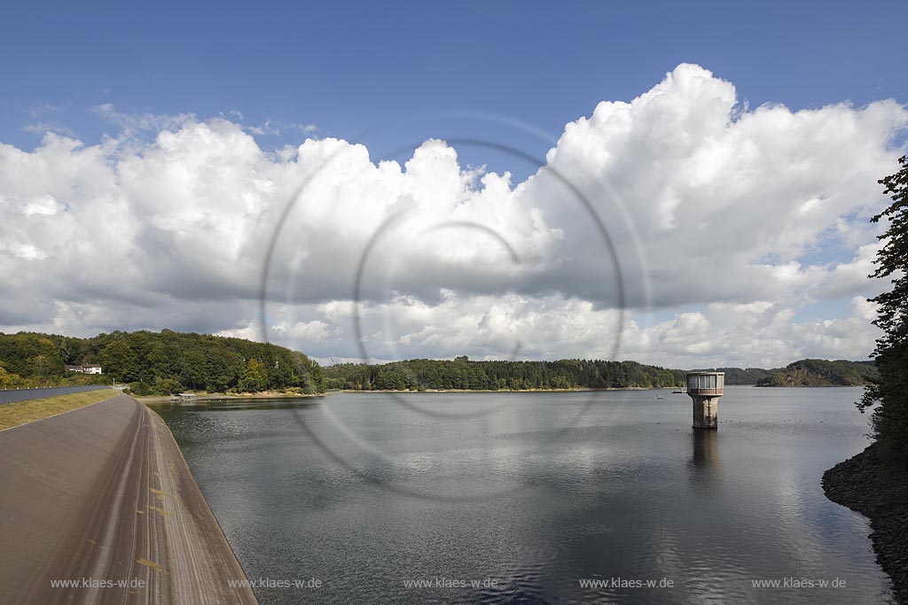 Siegburg-Seligenthal, Blick auf die Wahnbachtalsperre mit Entnahmeturm und Staudamm; Siegburg-Seligenthal,view to the barrage Wahnbachtalsperre.