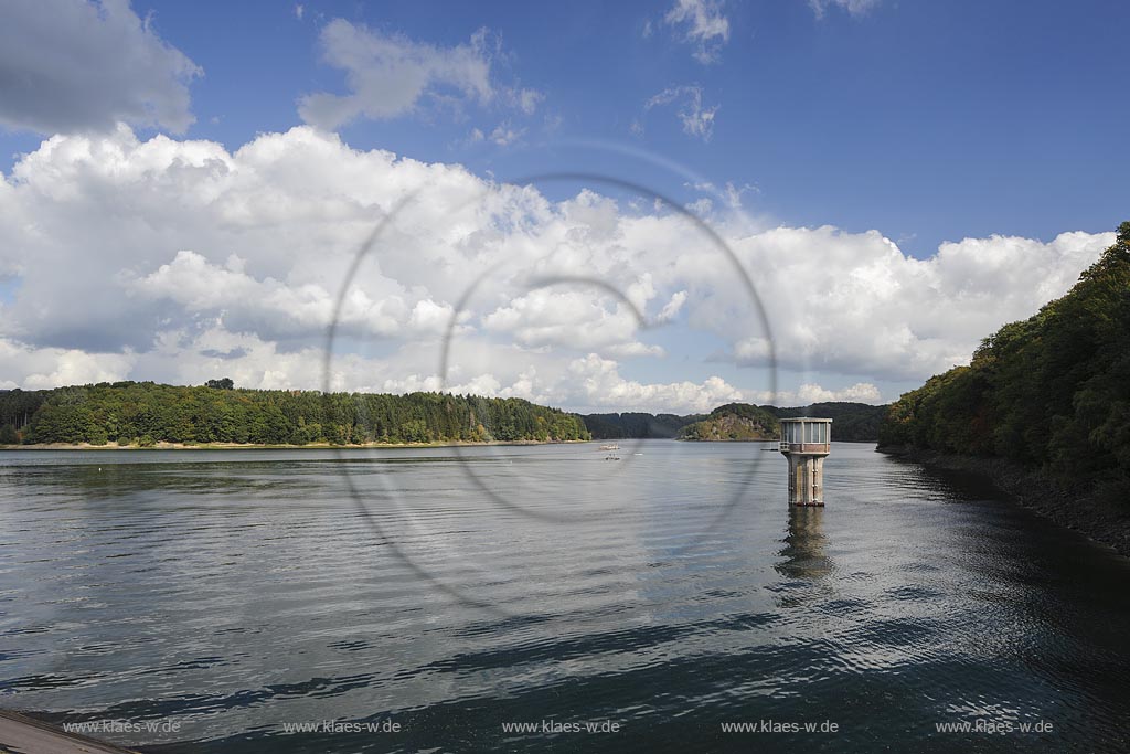 Siegburg-Seligenthal, Blick auf die Wahnbachtalsperre mit Entnahmeturm vor Staudamm; Siegburg-Seligenthal,view to the barrage Wahnbachtalsperre.