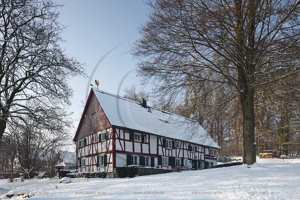 Waldbroel Drinhaus historisches Fachwerk Bauernhaus im Winter verschneit mit rotbraunem Fachwerk; historical half timbered house in Waldbroel Drinhaus in winter snow covered