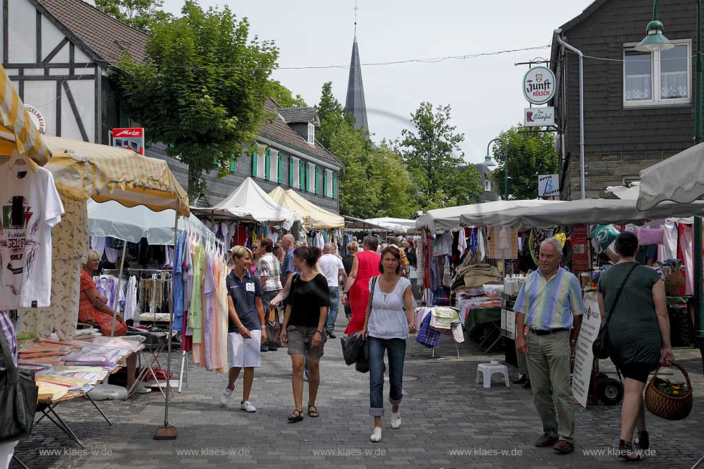 Waldbroel, Groesster, traditioneller Vieh und Krammmarkt Westdeutschlands, bestehend seid 1851, Textilvrkaufsstnde; biggest traditonally cattle market of west germany since 1851, sales booth of textile goods