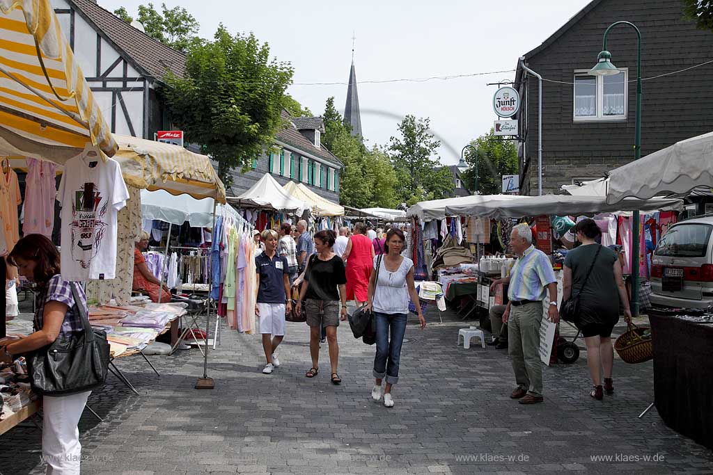 Waldbroel, Groesster, traditioneller Vieh und Krammmarkt Westdeutschlands, bestehend seid 1851, Textilvrkaufsstnde; biggest traditonally cattle market of west germany since 1851, sales booth of textile goods