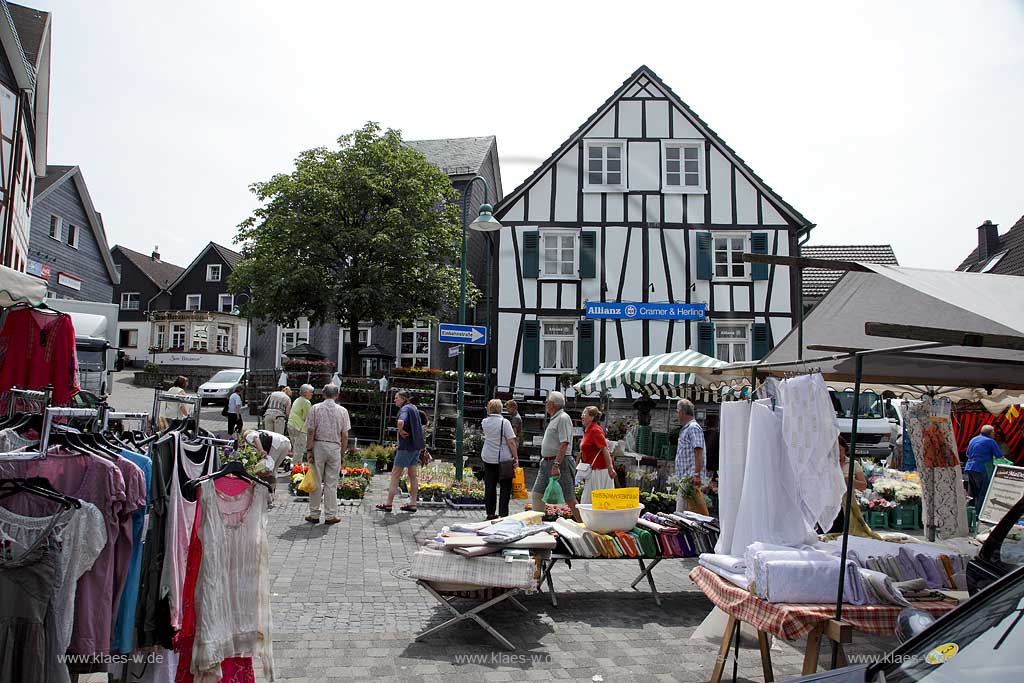 Waldbroel, Groesster, traditioneller Vieh und Krammmarkt Westdeutschlands, bestehend seid 1851, Textilvrkaufsstnde; biggest traditonally cattle market of west germany since 1851, sales booth of textile goods