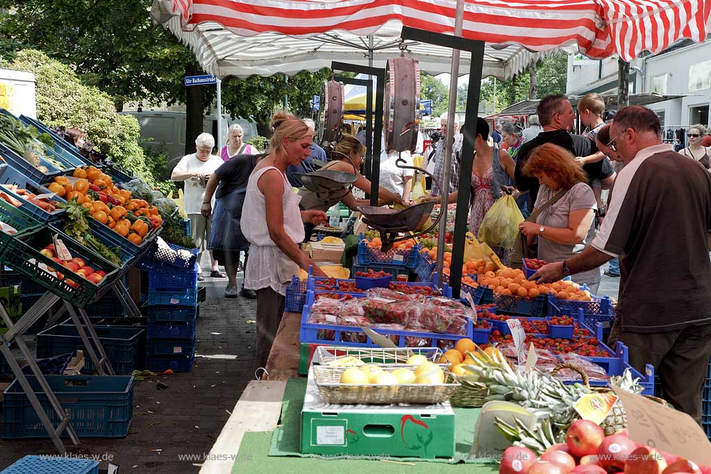 Waldbroel, Groesster, traditioneller Vieh und Krammmarkt Westdeutschlands, bestehend seid 1851, Obst- und Gemuesestand; biggest traditonally cattle market of west germany since 1851, market stall of fruit  and vegetables 