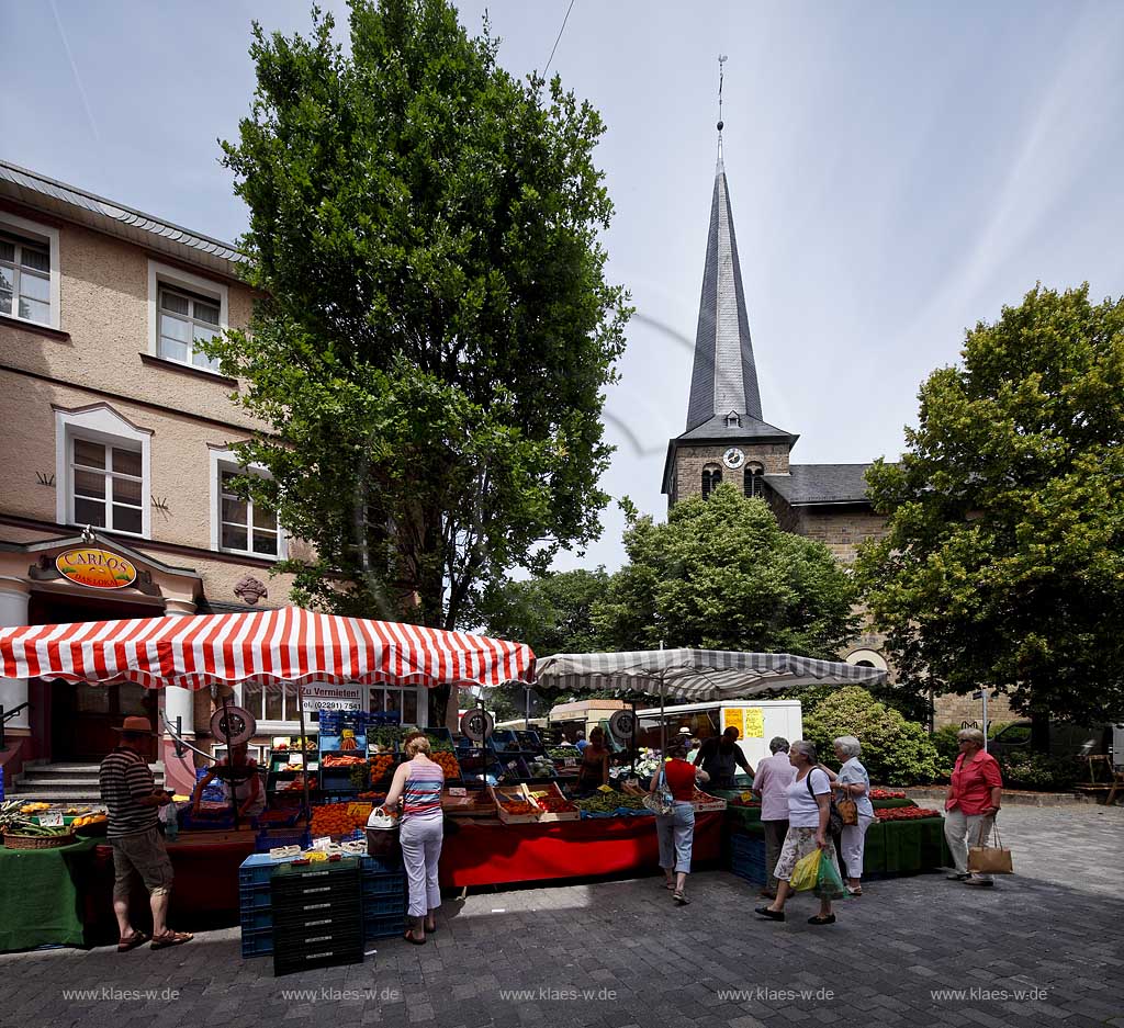 Waldbroel, Groesster, traditioneller Vieh und Krammmarkt Westdeutschlands, bestehend seid 1851, Obst- und Gemuesestand, im Hintergrund ist der romanishe Kirchturm der evangelischen Kirche zu sehen; biggest traditonally cattle market of west germany since 1851, market stall of fruit  and vegetables, in the background you can see the Romance tower of evangelical church