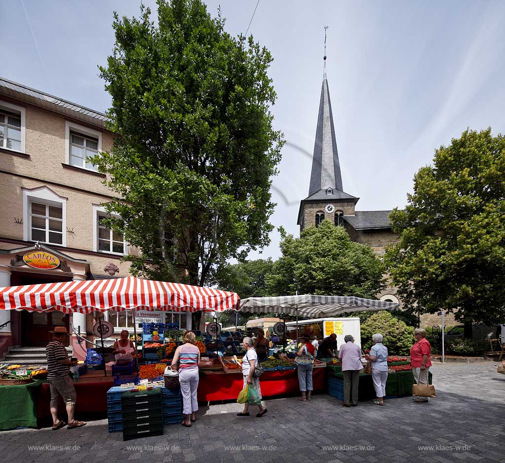 Waldbroel, Groesster, traditioneller Vieh und Krammmarkt Westdeutschlands, bestehend seid 1851, Obst- und Gemuesestand, im Hintergrund ist der romanishe Kirchturm der evangelischen Kirche zu sehen; biggest traditonally cattle market of west germany since 1851, market stall of fruit  and vegetables, in the background you can see the Romance tower of evangelical church