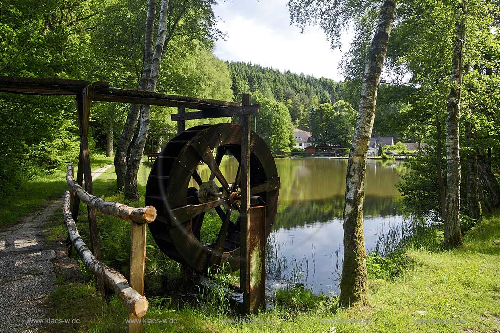 Walbroel Vierbuchermuehle, Fischteich mit Wasser- bzw. Muehlrad zur Dekoration bei Haus Restaurant Vierbuchermhle, Waldbrl-Vierbuchermhle, fish pond with water wheel or mill wheel to decorate, restaurant