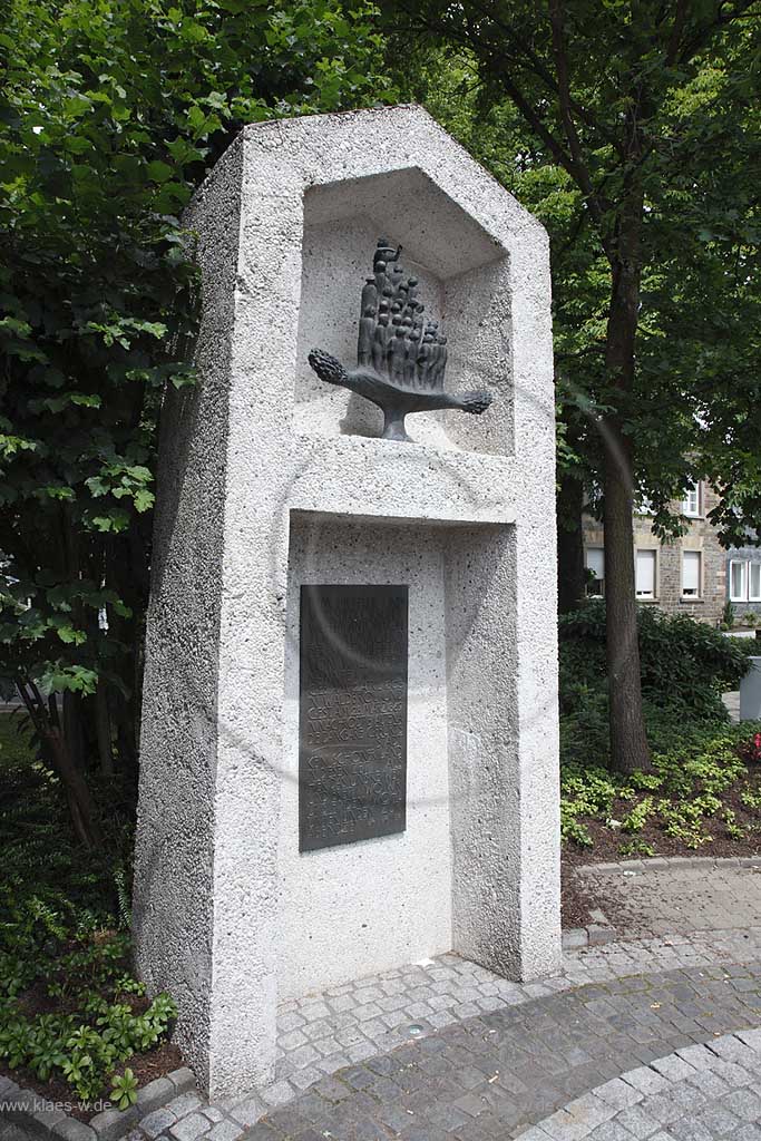 Waldbroel, Zuccalmaglio Denkmal aus Stein, Anton Wilhelm Florentin von Zuccalmaglio war ein deutscher Heimatschriftsteller und Volksliedforscher, Dichtermusiker und Komponist, historical monument of  Zuccalmaglio