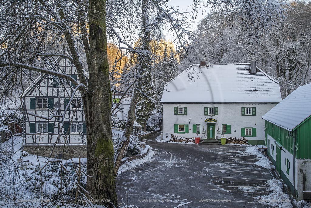 Wermelskirchen-Dabringhausen, die verschneite Koenenmuehle, eine ehemalige Muehle im Linnefetal. Sie wurde auch Cremers- oder Ottenmuehle genannt und beherbert heute das Speiserestaurant Pfannekuchenhaus Coenenmuehle; Wermelskirchen Dabringhausen restaurant Coenenmuehle, a former mill.