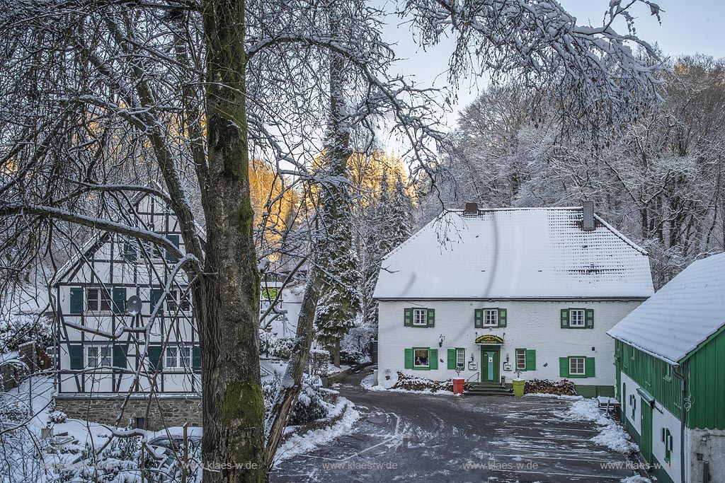 Wermelskirchen-Dabringhausen, die verschneite Koenenmuehle, eine ehemalige Muehle im Linnefetal. Sie wurde auch Cremers- oder Ottenmuehle genannt und beherbert heute das Speiserestaurant Pfannekuchenhaus Coenenmuehle; Wermelskirchen Dabringhausen restaurant Coenenmuehle, a former mill.