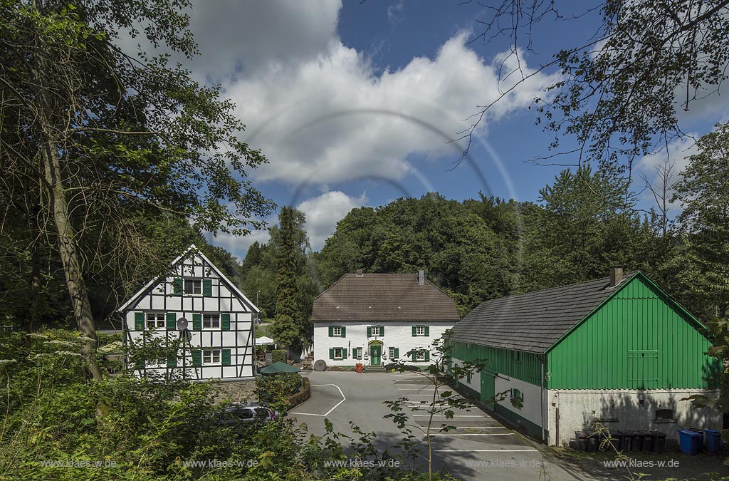 Die Coenenmuehle, auch Cremers- oder Ottenmuehle genannt, in Wermelskirchen-Dabringhausen, stammt aus dem 17. Jahrhundert und beherbergt heute ein Restaurant.