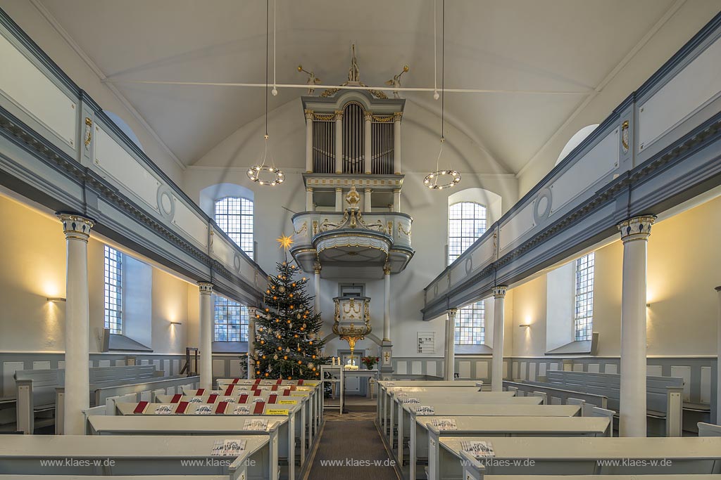 Wermelskirchen-Dabringhausen, evangelische Kirche, Innenansicht, Blick zur Kanzel mit Orgel zur Weihnachtszeit mit Weihnachtsbaum; Wermelskirchen Dabringhausen, Evangelic church, interior view onto pulpit with organ during Christmas time with Christmas tree.