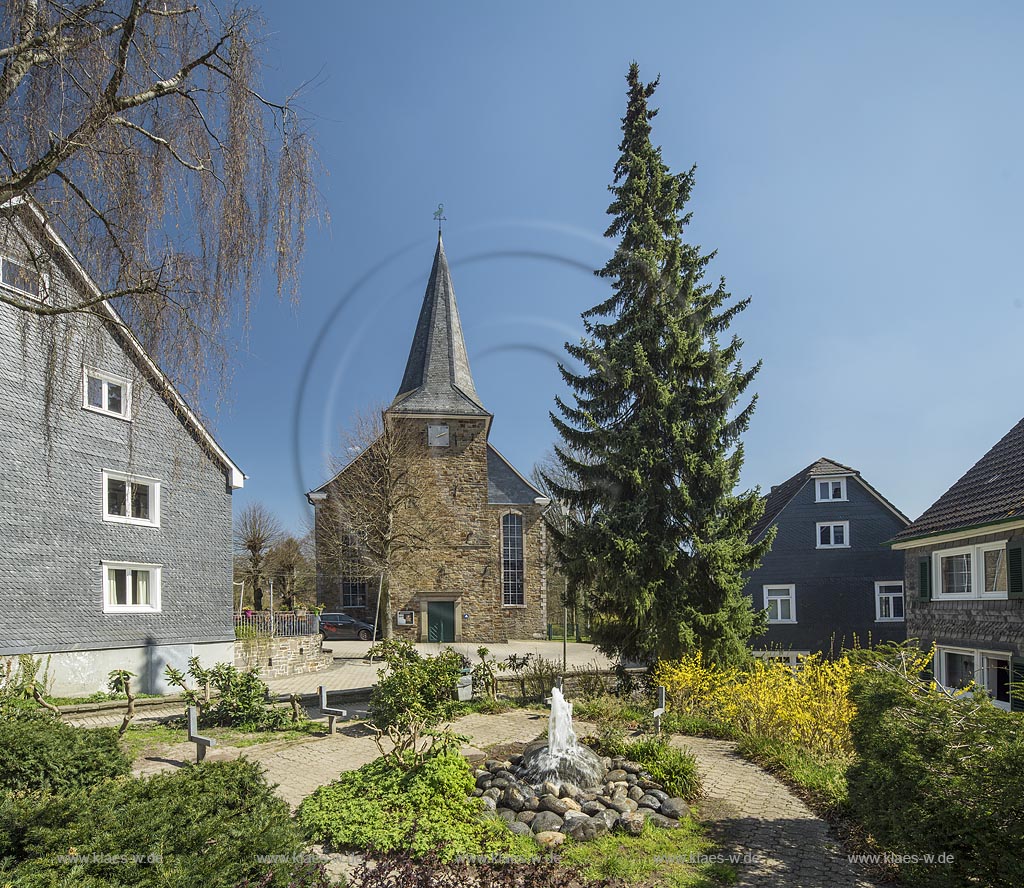 Wermelskirchen-Dabringhausen, Blick auf die evangelische Kirche, mit Springbrunnen; Wermelskirchen-Dabringhausen, view onto the Evangelical church.