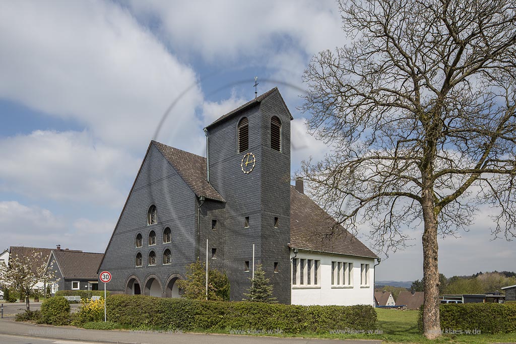 Wermelskirchen, Dabringhausen, St. Apollinaris, Grunewald, Blick auf die katholische Kirche St. Apollinaris im Sommer mit blauem Himmel und Wolken. Wermelskirchen, Dabringhausen, St. Apollinaris, Grunewald, with a view to the Catholic church St. Apollinaris in summer with blue sky and clouds.