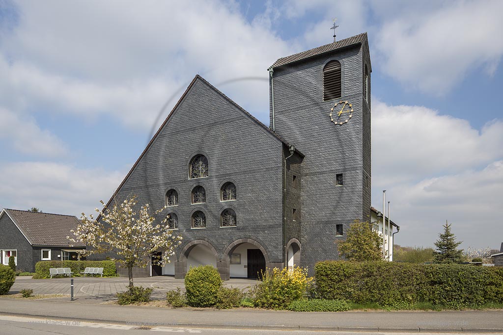 Wermelskirchen, Dabringhausen, St. Apollinaris, Grunewald, Blick auf die katholische Kirche St. Apollinaris im Sommer mit blauem Himmel und Wolken. Wermelskirchen, Dabringhausen, St. Apollinaris, Grunewald, with a view to the Catholic church St. Apollinaris in summer with blue sky and clouds.