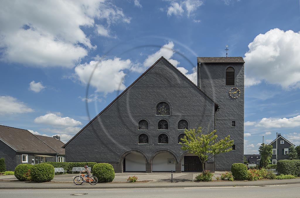 katholische St. Apollinaris Kirche in Wermelskirchen, Dabringhausen-Grunewald
