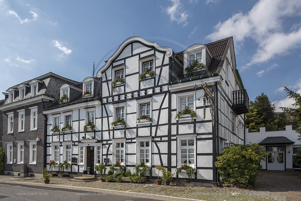 Wermelskirchen, Dabringhausen, Blick auf das Fachwerkhaus "Hotel Zur Post" im Sommer mit blauem Himmel und Wolken. Wermelskirchen, Dabringhausen, with a view to the half-timber house "Hotel zur Post" in Summer with blue Sky and Clouds.