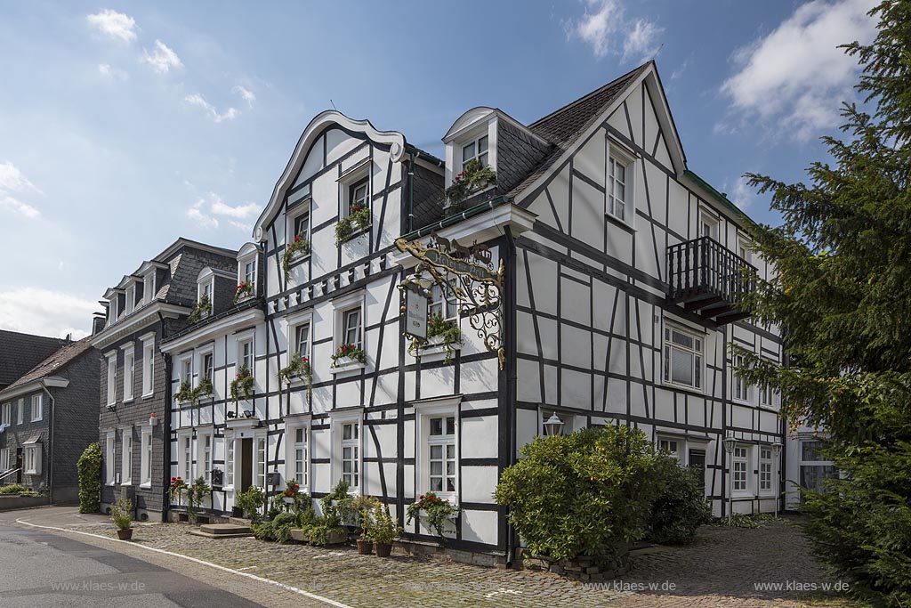 Wermelskirchen, Dabringhausen, Blick auf das Fachwerkhaus "Hotel Zur Post" im Sommer mit blauem Himmel und Wolken. Wermelskirchen, Dabringhausen, with a view to the half-timber house "Hotel zur Post" in Summer with blue Sky and Clouds.