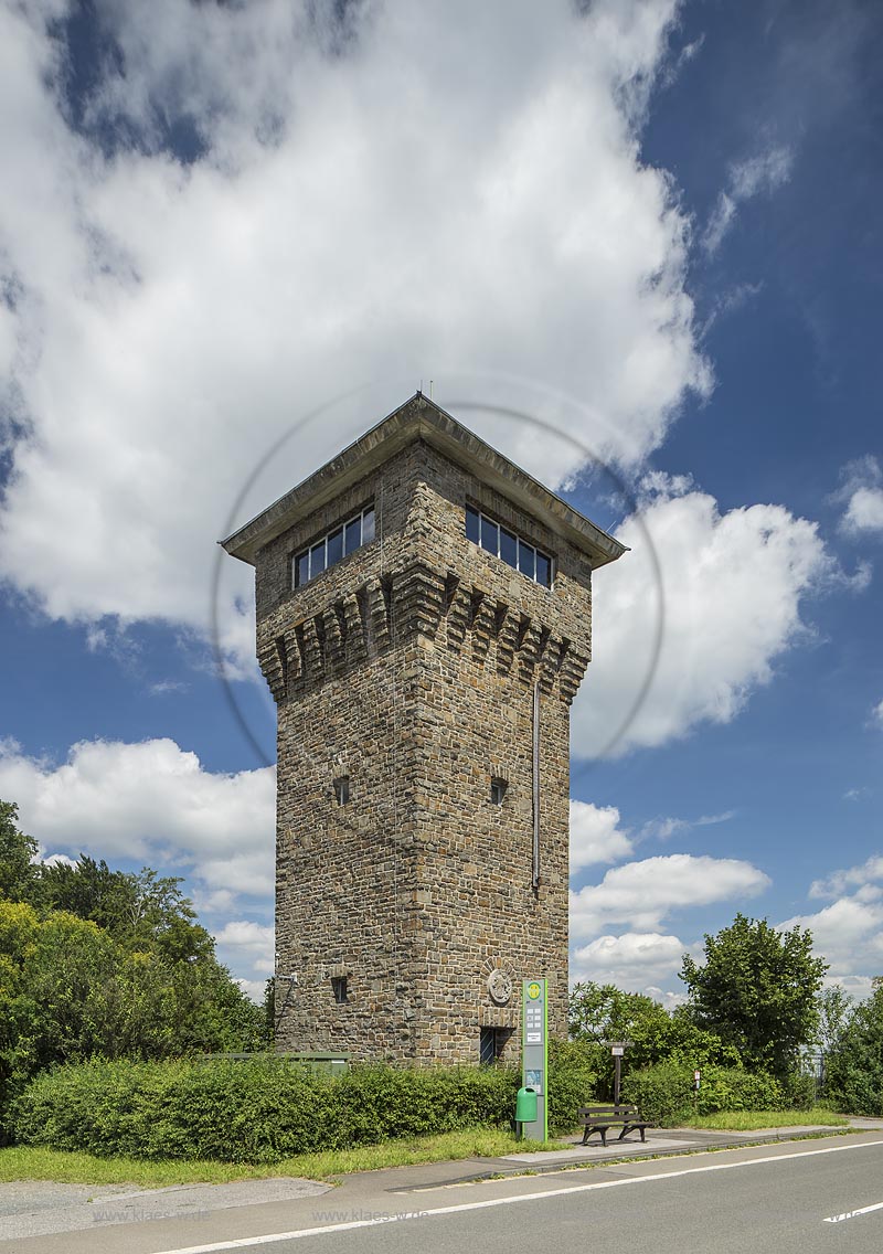 Der Hindenburgturm auf der Ketzbergerhoehe in Wermelskirchen-Dabringhausen ist ein kleiner, steinerner Aussichtsturm, von dem aus man einen guten Ausblick ber die Umgebung geniessen kann.