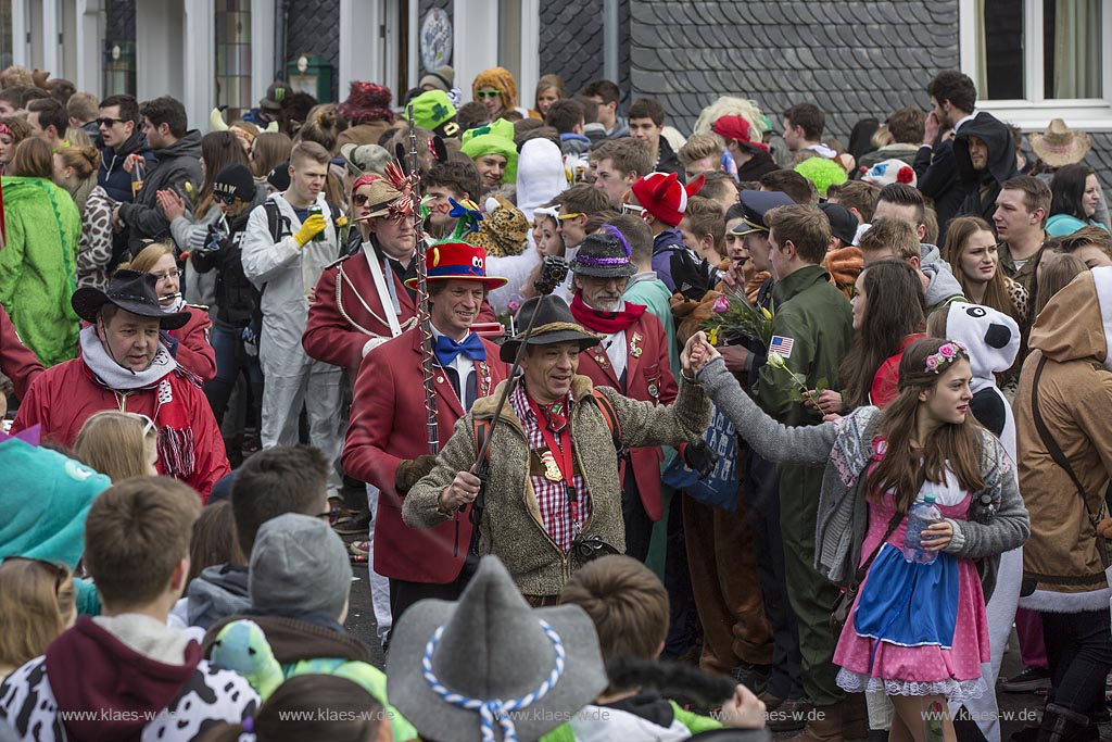 Wermelskirchen Dabringhausen, Karneval, Szene vom Rosenmontagszug; Wermelskirchen, Carnival; scene of Carnival Monday. 