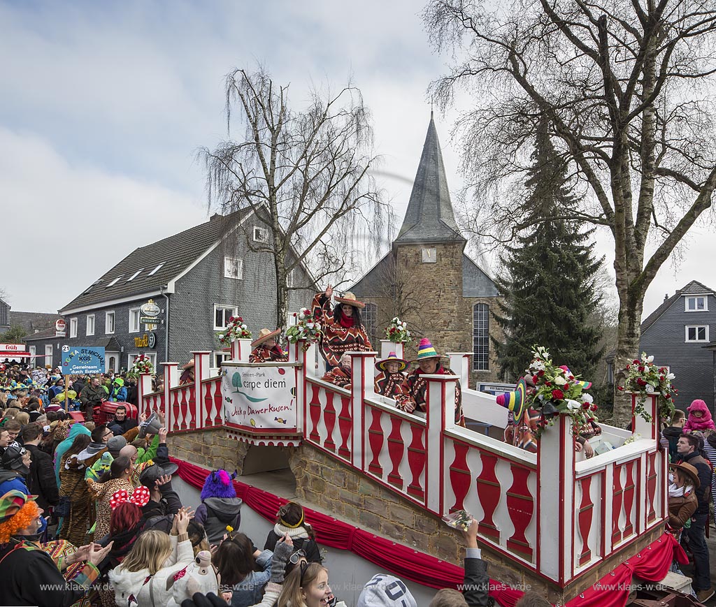 Wermelskirchen Dabringhausen, Karneval, Szene vom Rosenmontagszug; Wermelskirchen, Carnival; scene of Carnival Monday. 