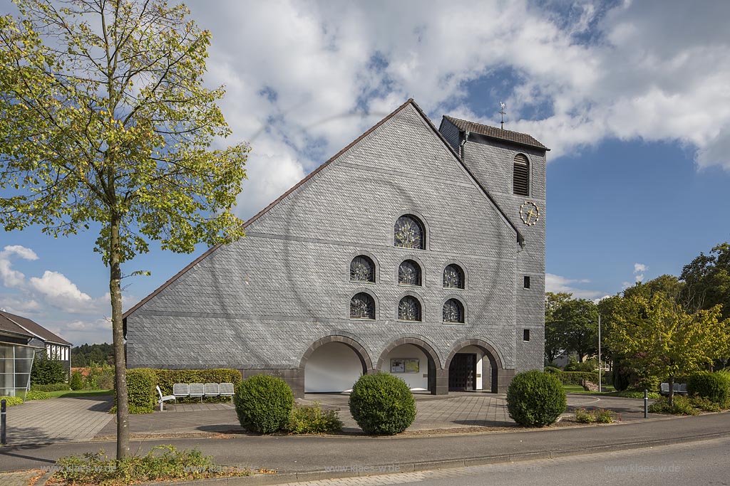 Wermelskirchen, Dabringhausen, St. Apollinaris, Grunewald, Blick auf die katholische Kirche St. Apollinaris im Sommer mit blauem Himmel und Wolken. Wermelskirchen, Dabringhausen, St. Apollinaris, Grunewald, with a view to the Catholic church St. Apollinaris in summer with blue sky and clouds.