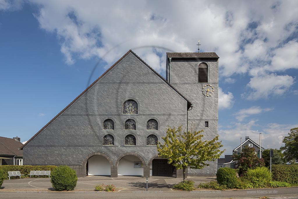 Wermelskirchen, Dabringhausen, St. Apollinaris, Grunewald, Blick auf die katholische Kirche St. Apollinaris im Sommer mit blauem Himmel und Wolken. Wermelskirchen, Dabringhausen, St. Apollinaris, Grunewald, with a view to the Catholic church St. Apollinaris in summer with blue sky and clouds.