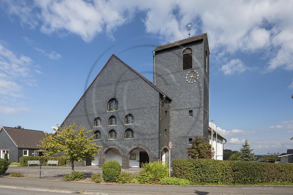 Wermelskirchen, Dabringhausen, St. Apollinaris, Grunewald, Blick auf die katholische Kirche St. Apollinaris im Sommer mit blauem Himmel und Wolken. Wermelskirchen, Dabringhausen, St. Apollinaris, Grunewald, with a view to the Catholic church St. Apollinaris in summer with blue sky and clouds.