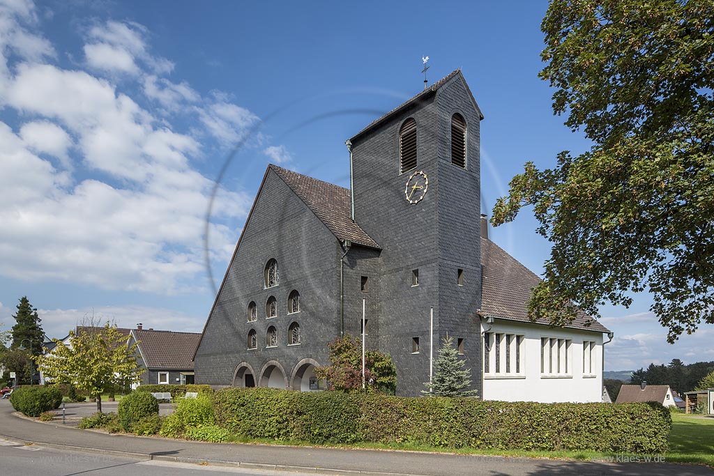 Wermelskirchen, Dabringhausen, St. Apollinaris, Grunewald, Blick auf die katholische Kirche St. Apollinaris im Sommer mit blauem Himmel und Wolken. Wermelskirchen, Dabringhausen, St. Apollinaris, Grunewald, with a view to the Catholic church St. Apollinaris in summer with blue sky and clouds.