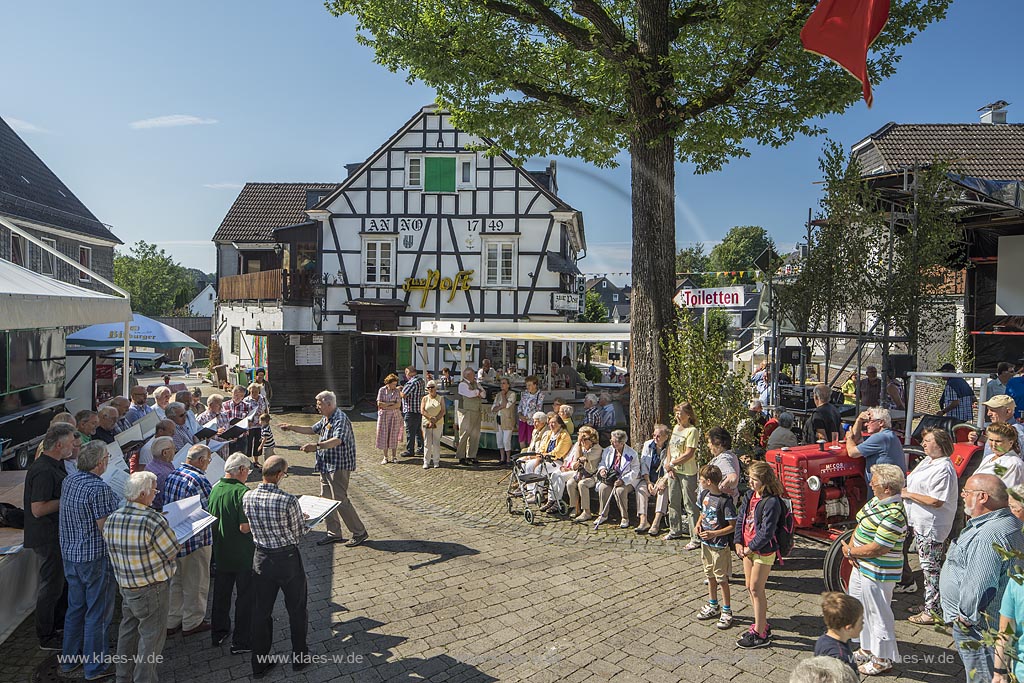 Wermelskirchen Dhuenn, Dhuenner Maennergesangsverein auf dem Dorfplatz beim Fruehkonzert waehrend der Dhuenner Kirmes.
