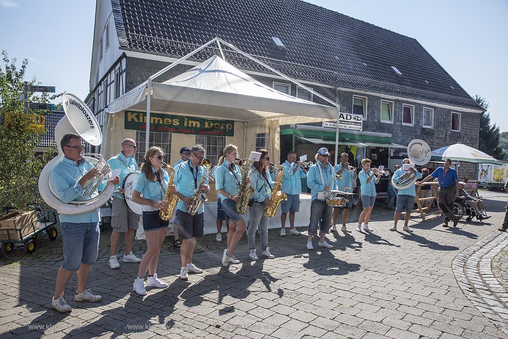 Wermelskirchen Duenn, Gastkonzert der Kapelle "De Valleibloazers" auf dem Dorfplatz waehrend der Dhuenner Kirmes 2015.