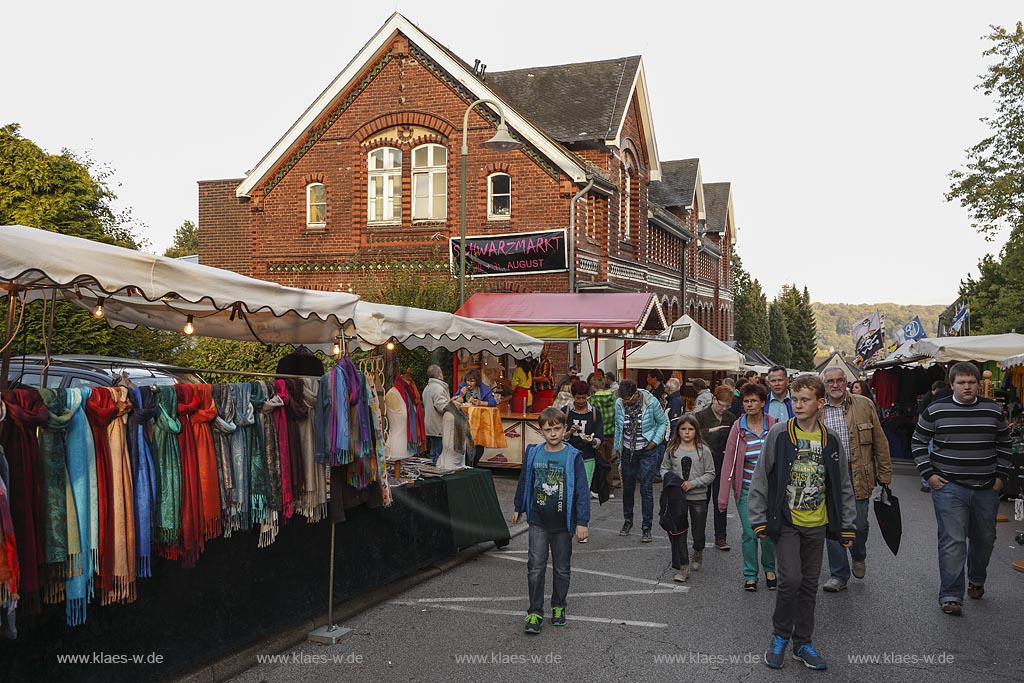 Wermelskirchen, Krammarkt der Herbstkirmes in der Kattwinkelstrasse; Wermelskirchen kermess market.