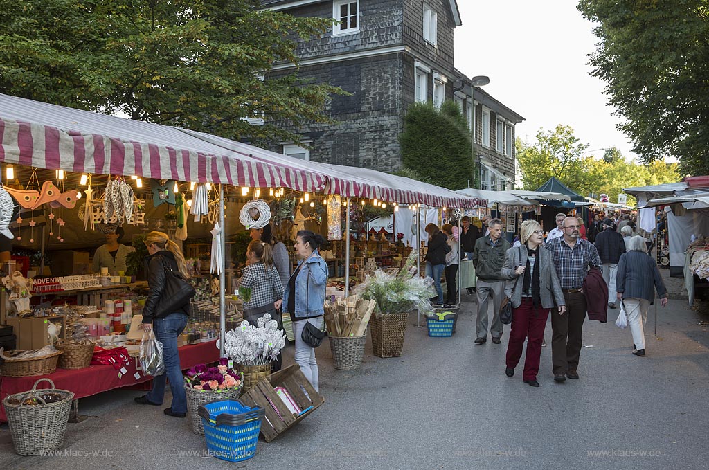 Wermelskirchen, Krammarkt der Herbstkirmes in der Schillerstrasse; Wermelskirchen kermess market.