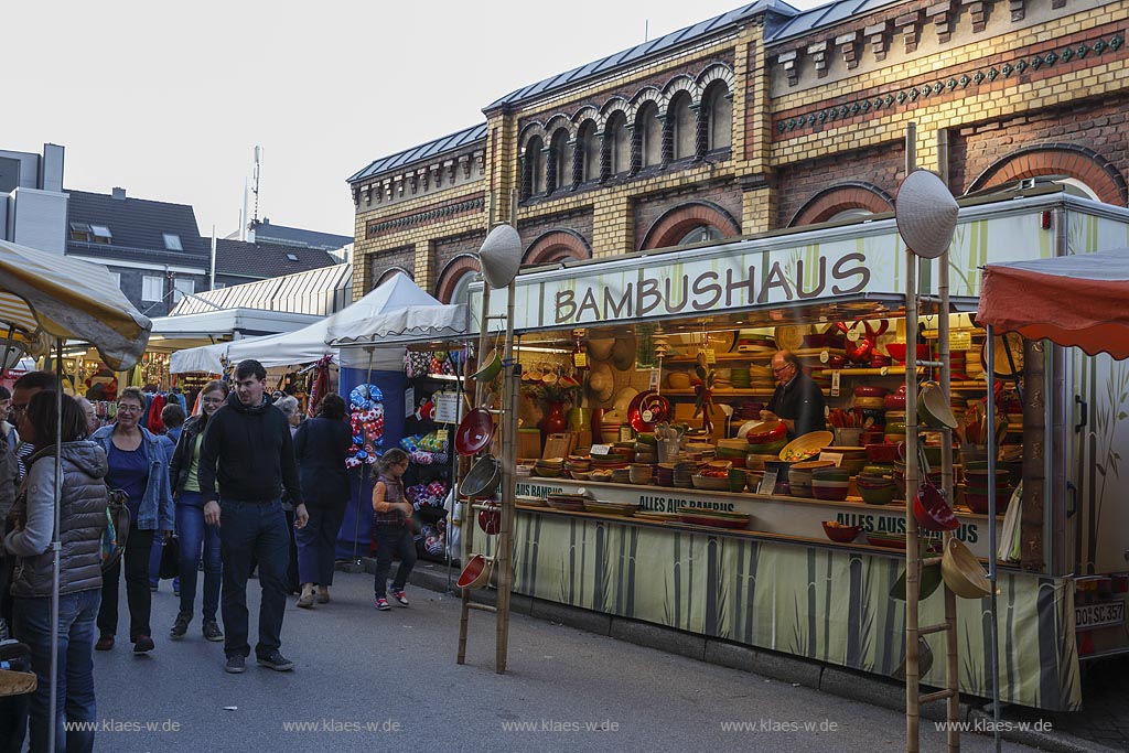 Wermelskirchen, Krammarkt der Herbstkirmes in der Schillerstrasse; Wermelskirchen kermess market.