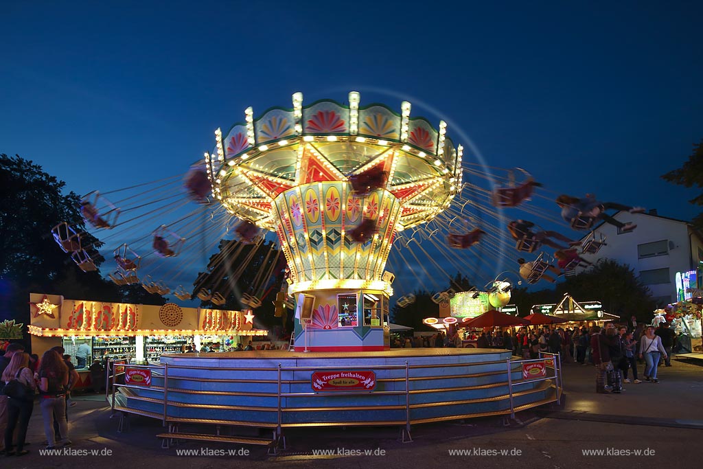 Wermelskirchen; Kettenkarussell der Herbstkirmes am "Loches Platz", illuminiert zur blauen Stunde; Wermelksirchen, swing carousel on the kermess, illuminated while blue hour.