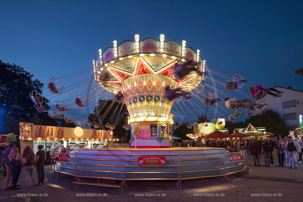 Wermelskirchen; Kettenkarussell der Herbstkirmes am "Loches Platz", illuminiert zur blauen Stunde; Wermelksirchen, swing carousel on the kermess, illuminated while blue hour.
