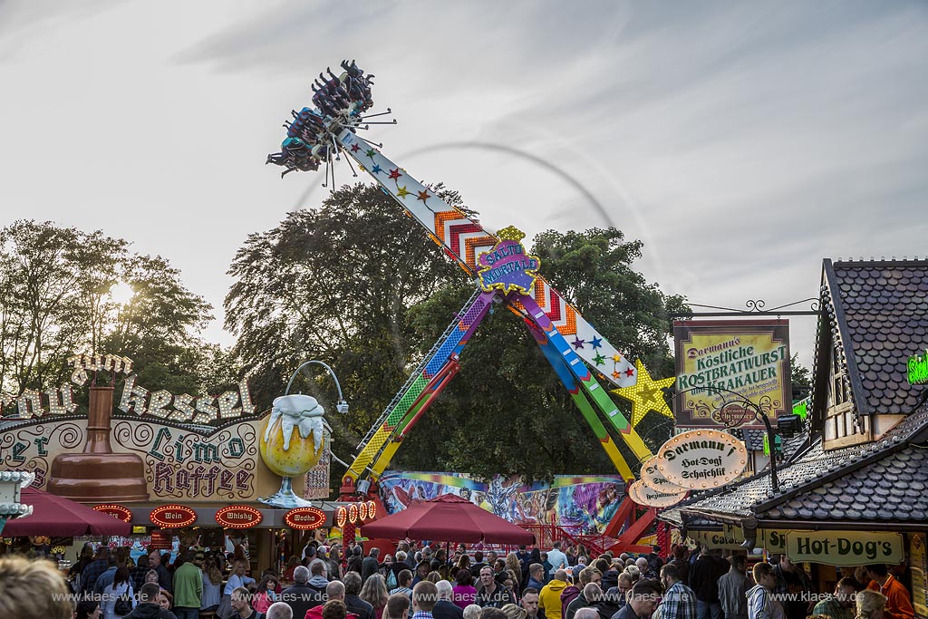 Wermelskirchen;  Hochfahrgeschaeft "Salto Mortale" der Herbstkirmes am "Loches Platz"; Wermelksirchen, "salto mortale" on the kermess.
