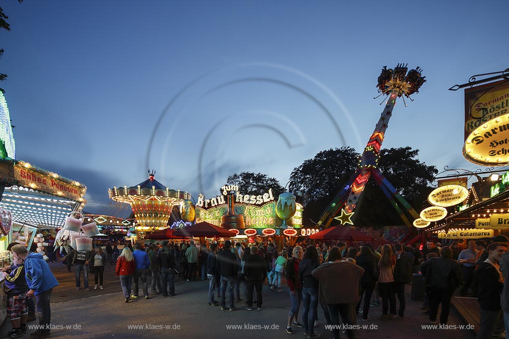 Wermelskirchen;  Hochfahrgeschaeft "Salto Mortale" der Herbstkirmes am "Loches Platz", illuminiert zur blauen Stunde; Wermelksirchen, "salto mortale" on the kermess, illuminated while blue hour.