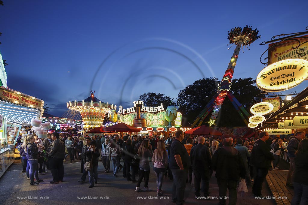 Wermelskirchen;  Hochfahrgeschaeft "Salto Mortale" der Herbstkirmes am "Loches Platz", illuminiert zur blauen Stunde; Wermelksirchen, "salto mortale" on the kermess, illuminated while blue hour.