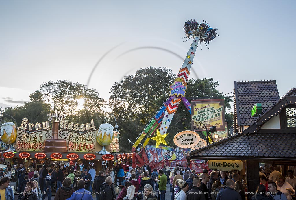 Wermelskirchen;  Hochfahrgeschaeft "Salto Mortale" der Herbstkirmes am "Loches Platz"; Wermelksirchen, "salto mortale" on the kermess.