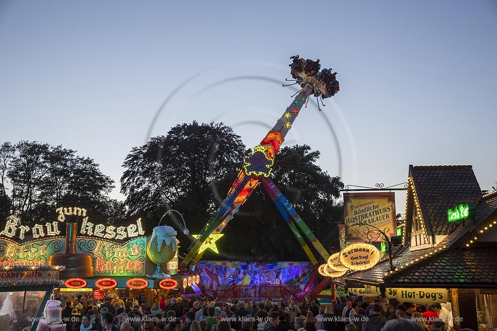Wermelskirchen;  Hochfahrgeschaeft "Salto Mortale" der Herbstkirmes am "Loches Platz"; Wermelksirchen, "salto mortale" on the kermess.