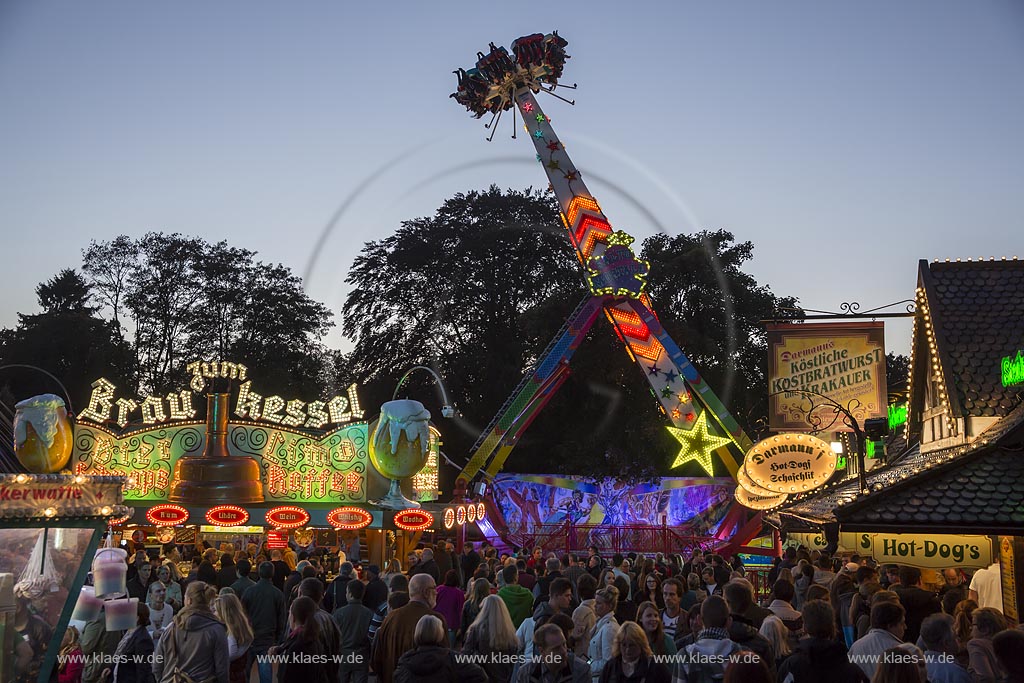 Wermelskirchen;  Hochfahrgeschaeft "Salto Mortale" der Herbstkirmes am "Loches Platz"; Wermelksirchen, "salto mortale" on the kermess.