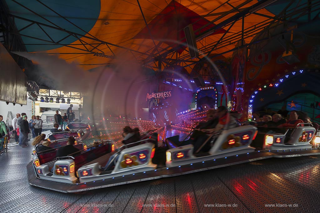 Wermelskirchen; Fahrgeschaeft "Musik Express" der Herbstkirmes am "Loches Platz" waehrend der Fahrt; Wermelksirchen, "music express" on the kermess.