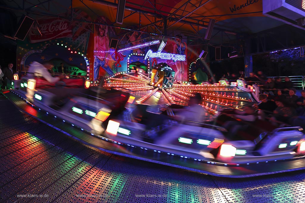 Wermelskirchen; Fahrgeschaeft "Musik Express" der Herbstkirmes am "Loches Platz" waehrend der Fahrt; Wermelksirchen, "music express" on the kermess.