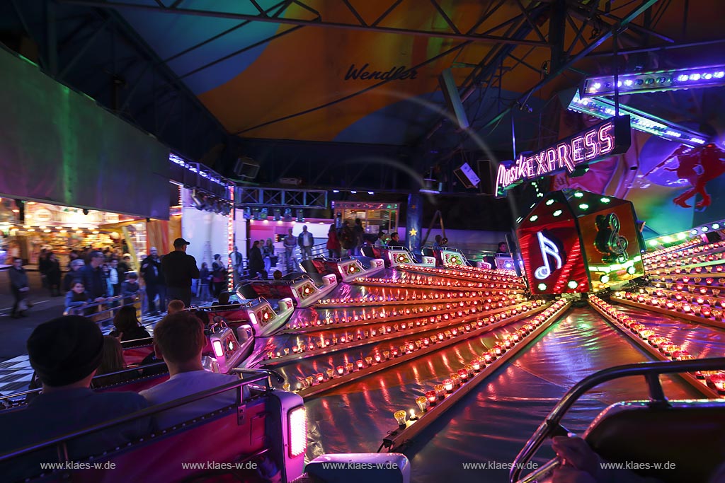 Wermelskirchen; Fahrgeschaeft "Musik Express" der Herbstkirmes am "Loches Platz" waehrend der Fahrt; Wermelksirchen, "music express" on the kermess.