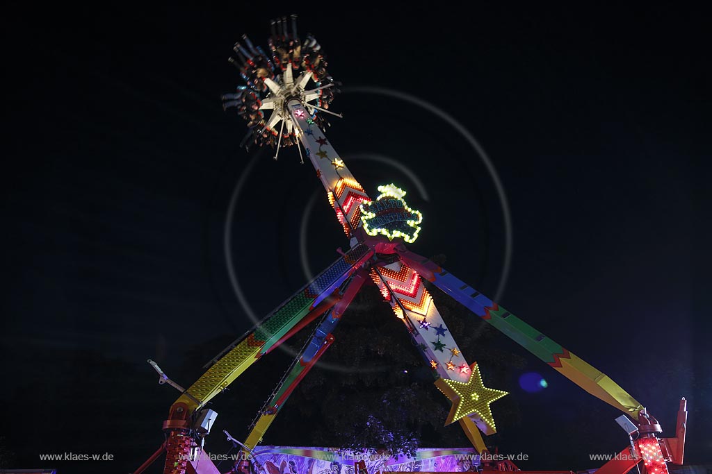 Wermelskirchen;  Hochfahrgeschaeft "Salto Mortale" der Herbstkirmes am "Loches Platz", illuminiert bei Nacht; Wermelksirchen, "salto mortale" on the kermess, illuminated in the night.